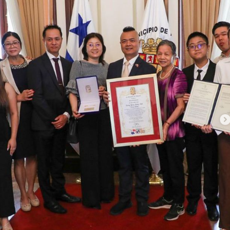 la-alcaldia-de-panama-entrega-reconocimientos-y-llaves-a-tony-jiang-y-berta-alicia-chen